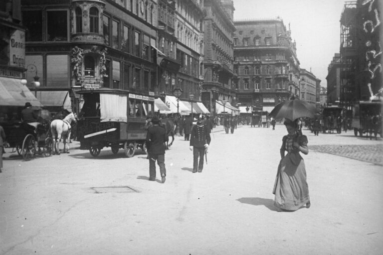Fußgänger, Dame mit Schirm und Fuhrwerke am Stephansplatz, historische Aufnahme