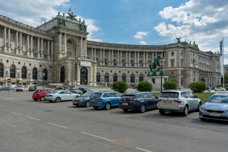 Neue Hofburg und Heldenplatz in Wien, Autos, Parkplatz