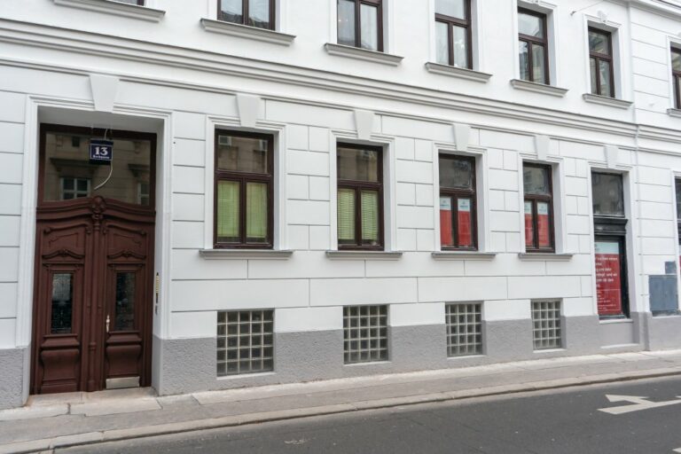 frisch renovierte und rekonstruierte Erdgeschoßfassade in der Kochgasse, Wien-Josefstadt