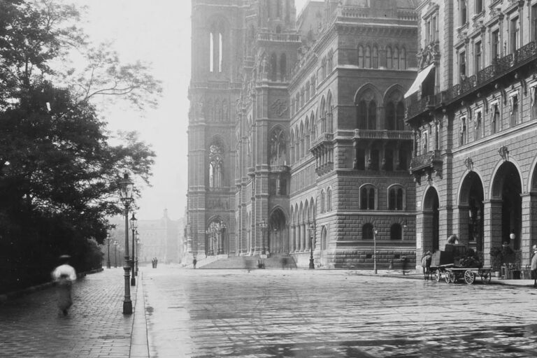 altes Foto eines Platzes in Wien, Blick auf das neugotische Rathaus, Rathauspark