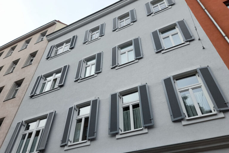 Altbau mit Fensterläden