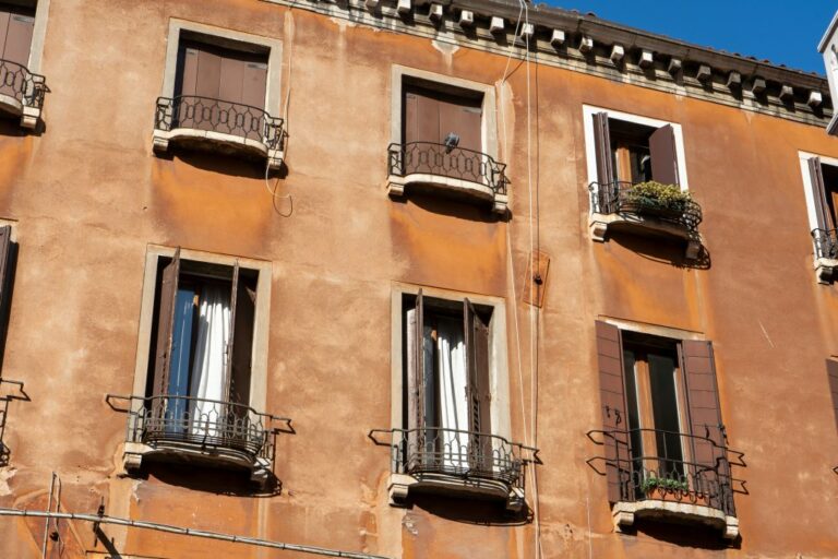 Fassade eines Hauses in Venedig