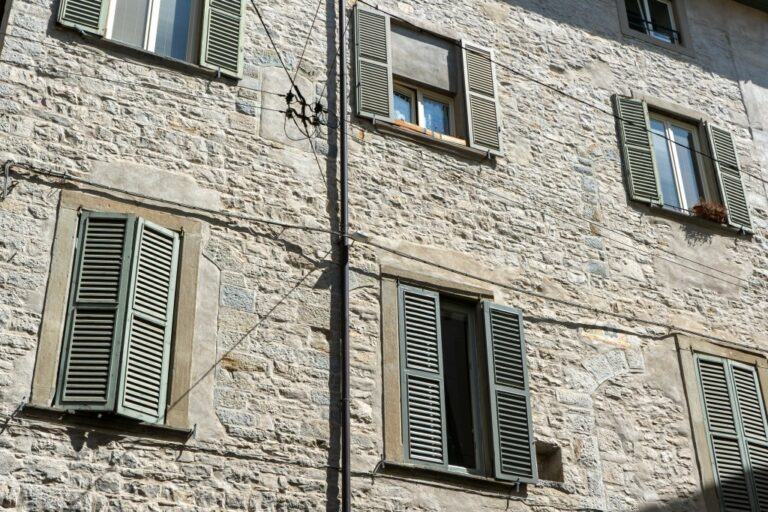 historisches Gebäude in Bergamo, Steinfassade, Fensterläden