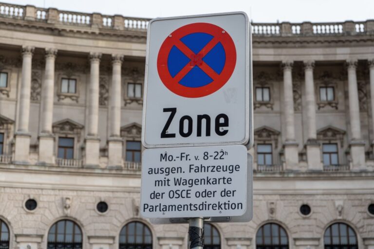 Verkehrsschild Halten und Parken verboten, dahinter die Fassade der Neuen Hofburg