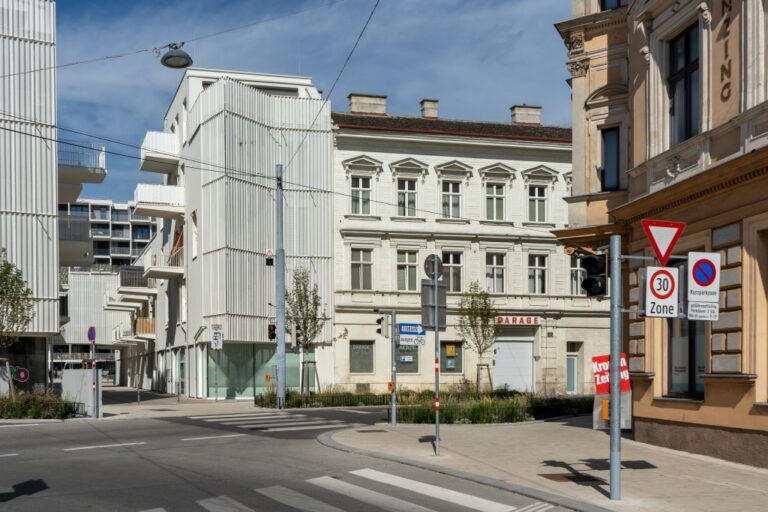 Neubau zwischen Altbauten in Wien