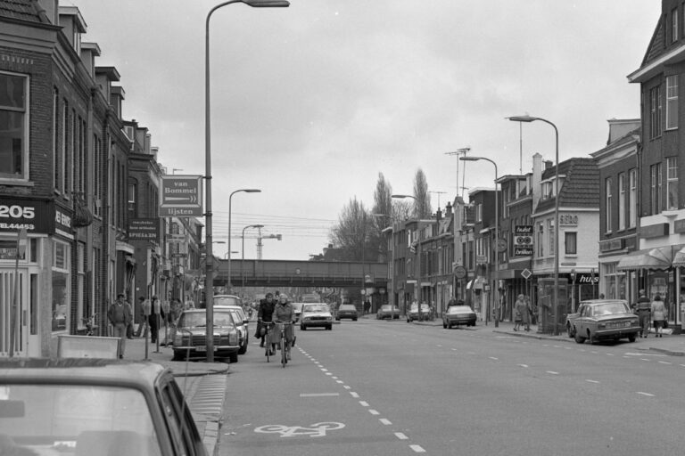 Radfahrer und Autos auf einer Straße in Utrecht