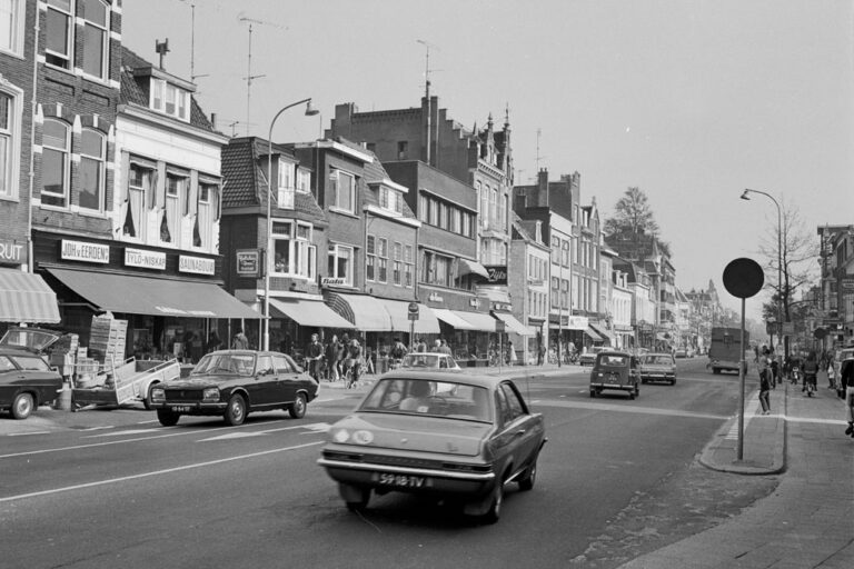 Autos auf einer Straße in den Niederlanden