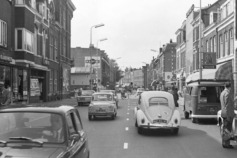 Autos fahren auf einer Straße in Utrecht