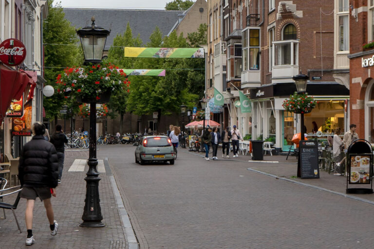 Straße in Utrecht, Laterne, Kirche, Plakate, Bäume