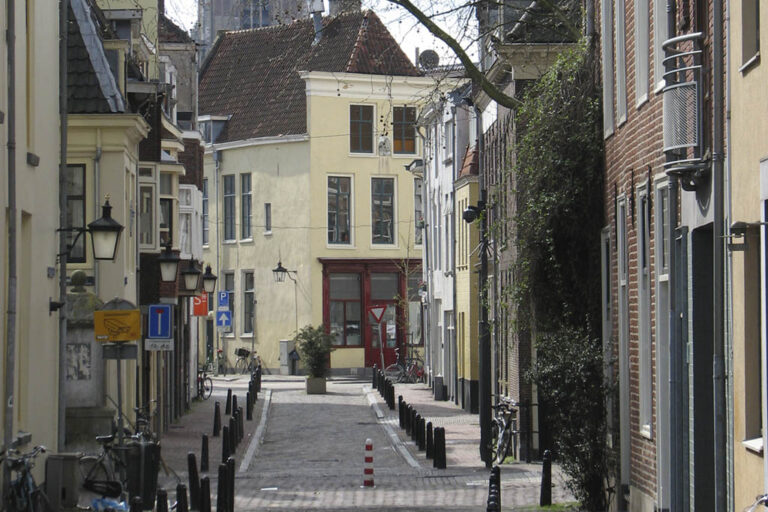 Straße mit Pollern auf beiden Seiten