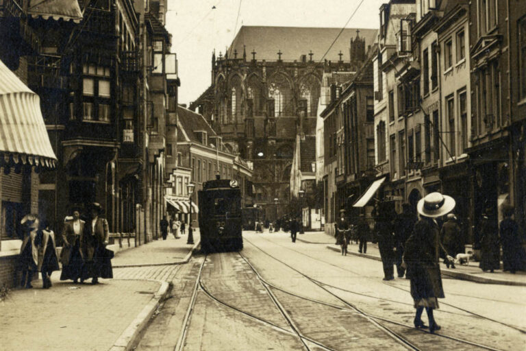 historische Aufnahme von Utrecht, Straßenbahn, Fußgänger, Dom