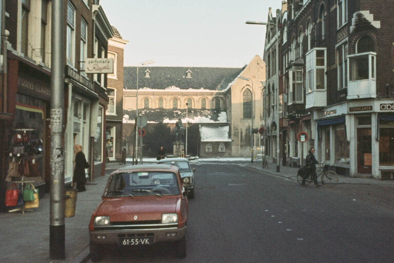 Straße in Utrecht, Autos, Kirche