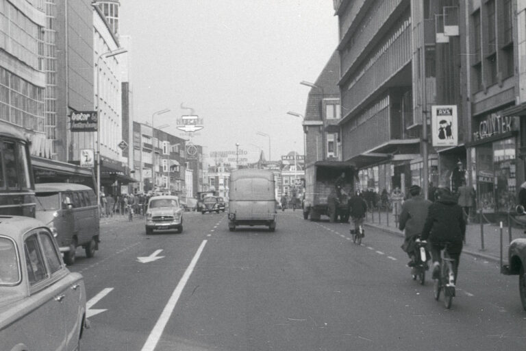 Straße mit Radfahrern und Autos