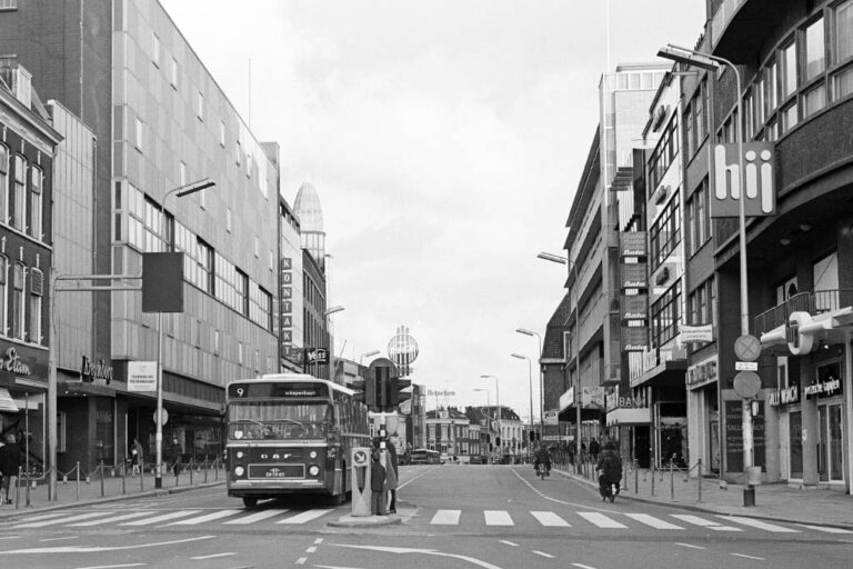 Autobus vor einem Zebrastreifen