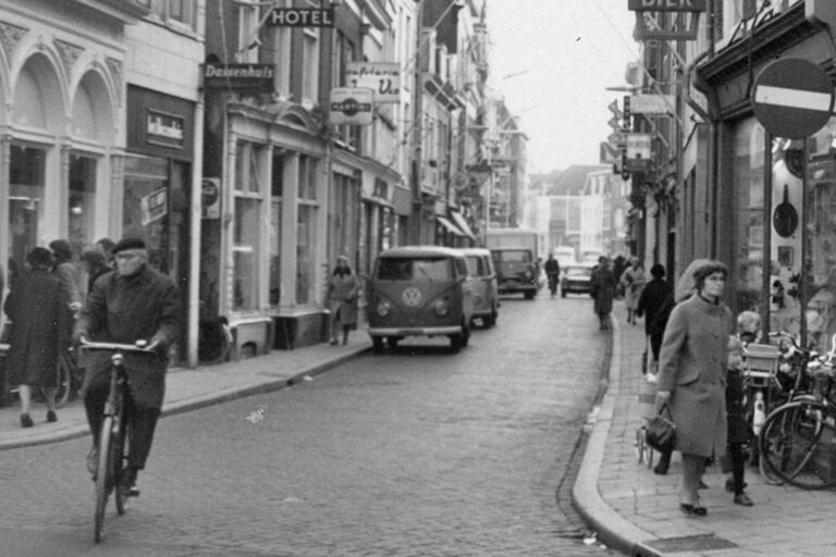 altes Foto einer Straße in Utrecht, Radfahrer, Autos