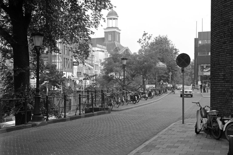 Straße neben einem Kanal in Utrecht