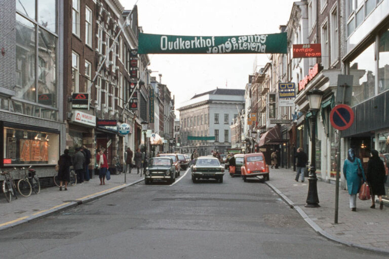 Straße mit Blick auf das Rathaus von Utrecht