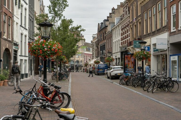 Straße mit abgestellten Fahrrädern auf beiden Seiten