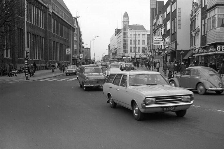 Autos fahren durch eine Straße in Utrecht