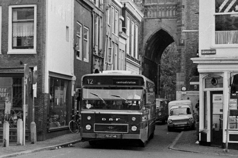 Bus fährt durch eine schmale Straße