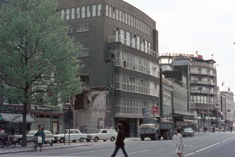 Zeile mit hohen Häusern in Utrecht