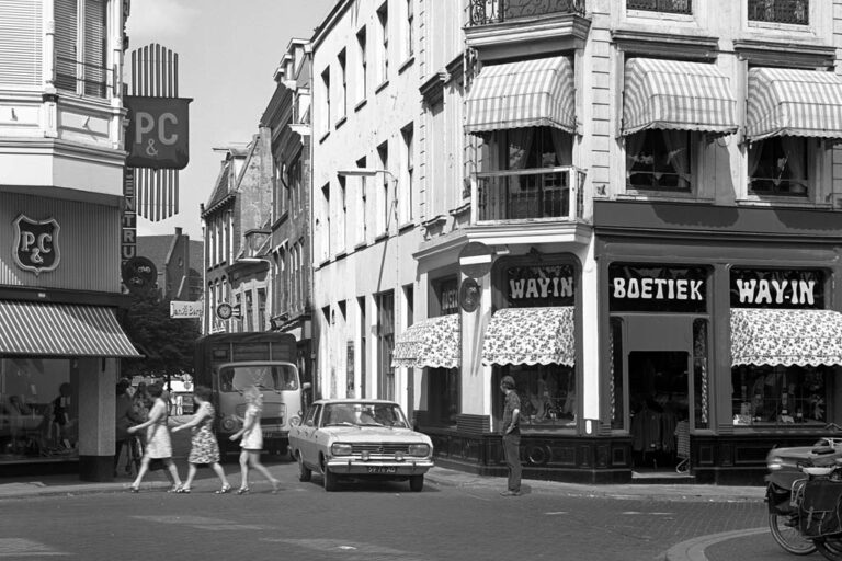 Straße in Utrecht, Auto, Leute