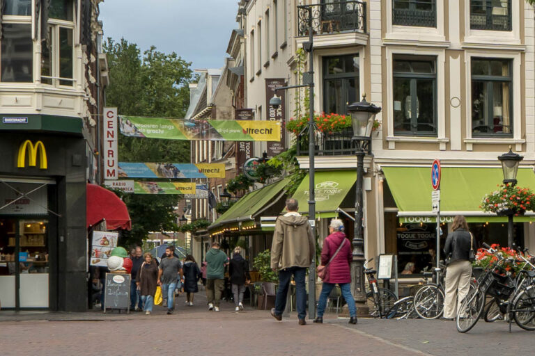 Fußgängerzone, Leute, Banner, Markisen