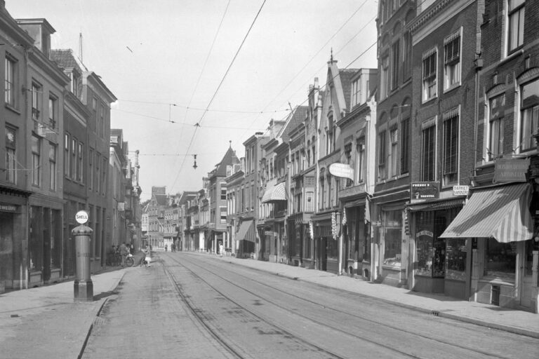 alte Aufnahme einer Straße, Schienen