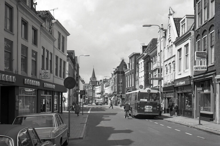 alte Aufnahme einer Straße, Autobus