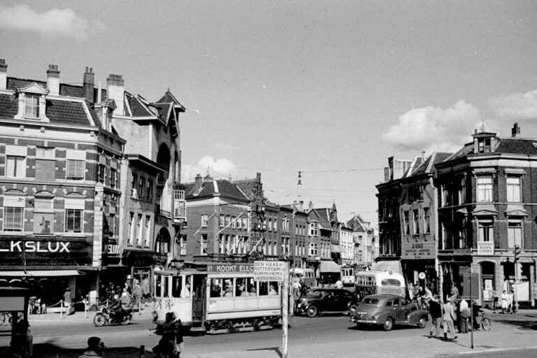 Straßenbahn, Autos, Kreuzung, Radfahrer