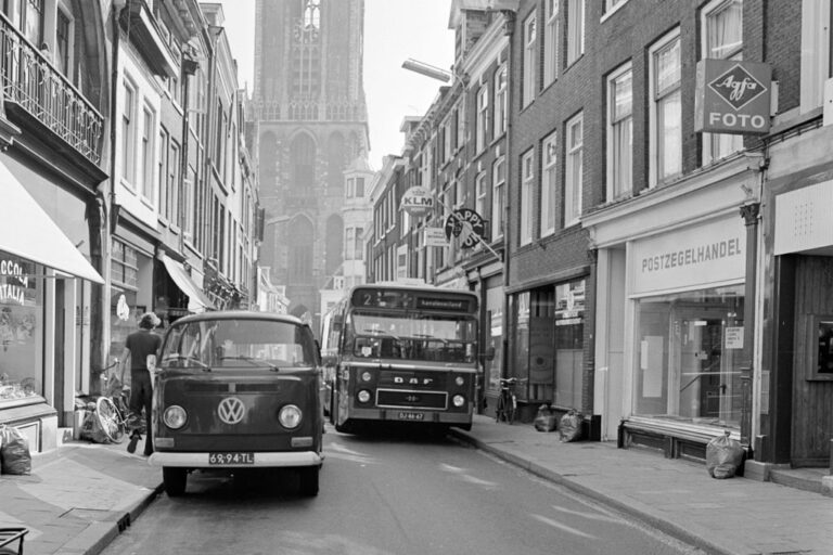 Autobus und VW-Bus in einer Straße in Utrecht, Dom