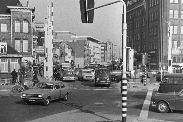 Autos fahren über eine Brücke