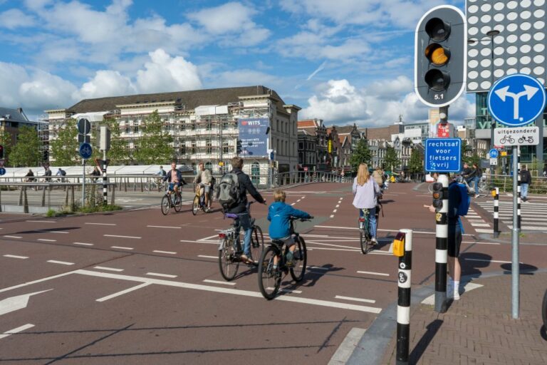 Radfahrer fahren über eine Brücke