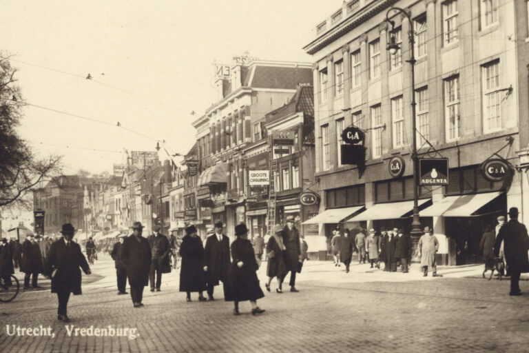 alte Aufnahme einer Straße, Leute