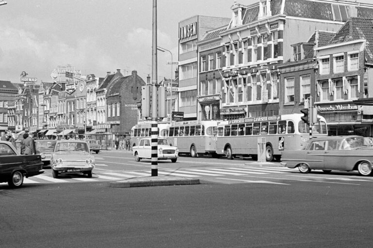 Straße in Utrecht, Autobusse