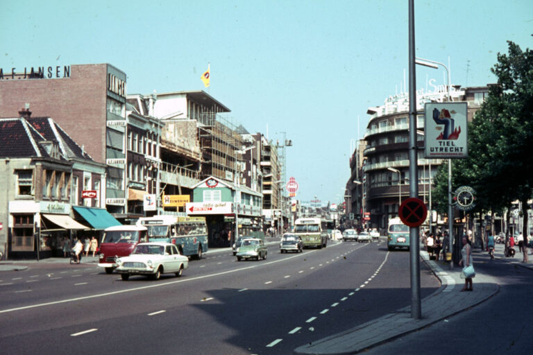 Straße in Utrecht, Autoverkehr