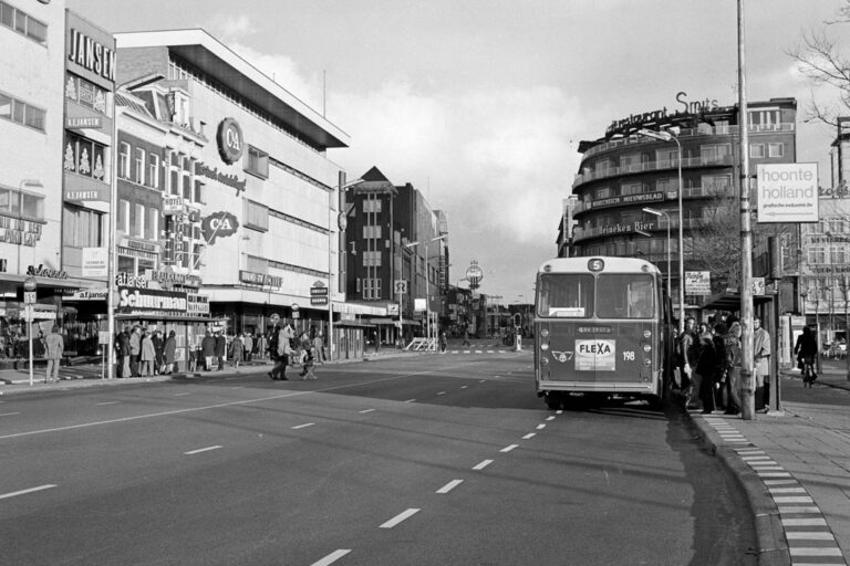 Autobus in der Straße in Utrecht