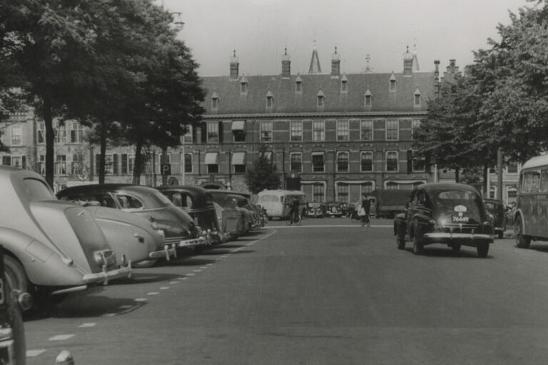 alte Aufnahme eines Platzes in Den Haag, Autos