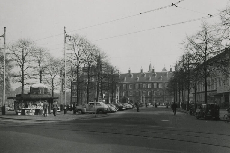 alte Aufnahme eines Platzes in Den Haag, Blick zum Binnenhof
