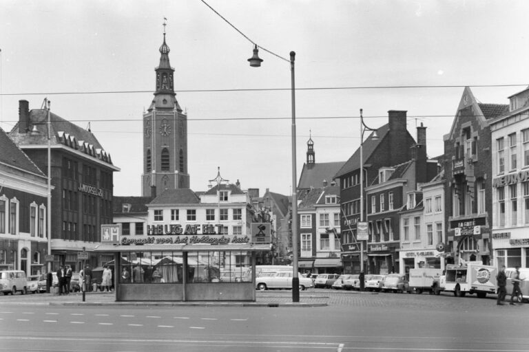 Platz in den Niederlanden mit Kirche im Hintergrund