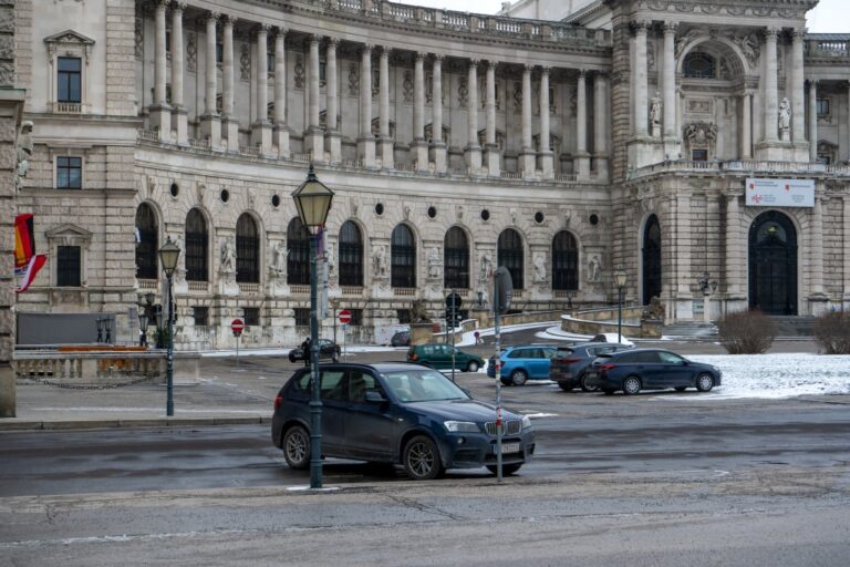 Autos und Laternen vor der Hofburg in Wien