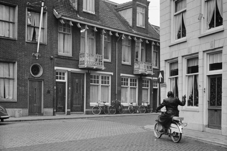 Motorradfahrer an einer Straßenecke