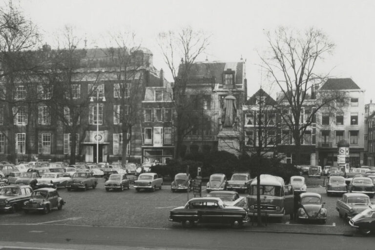 altes Foto eines Platzes in Den Haag mit parkenden Autos