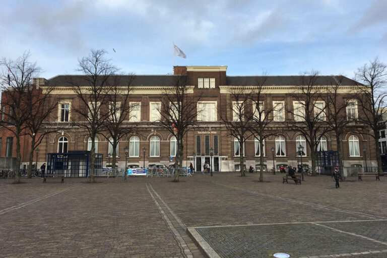 historisches Gebäude auf einem Platz in den Niederlanden
