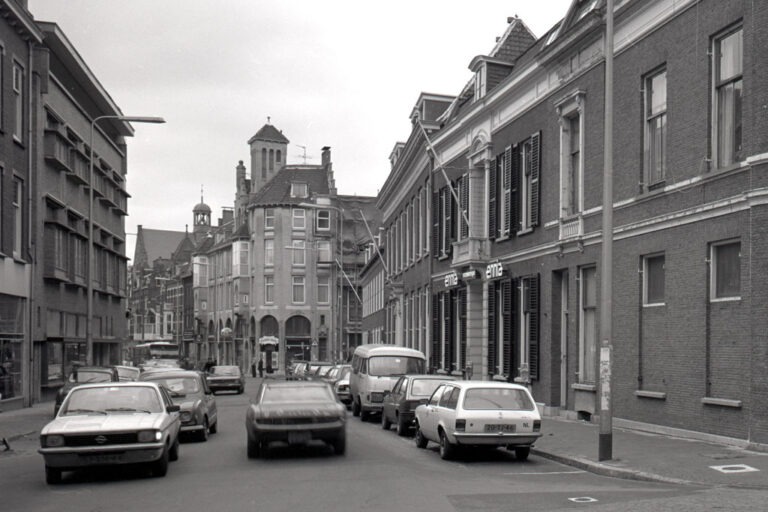 Straße, Autos, niedrige Häuser