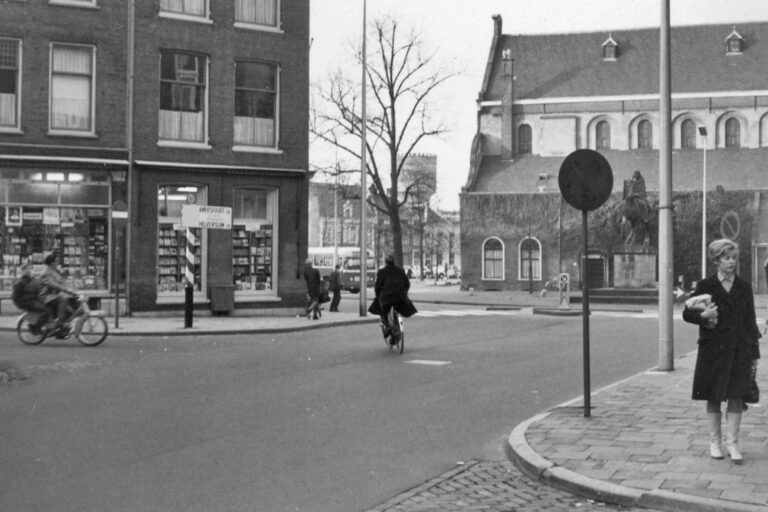 Straße in Utrecht, Kirche, Radfahrer, Verkehrszeichen