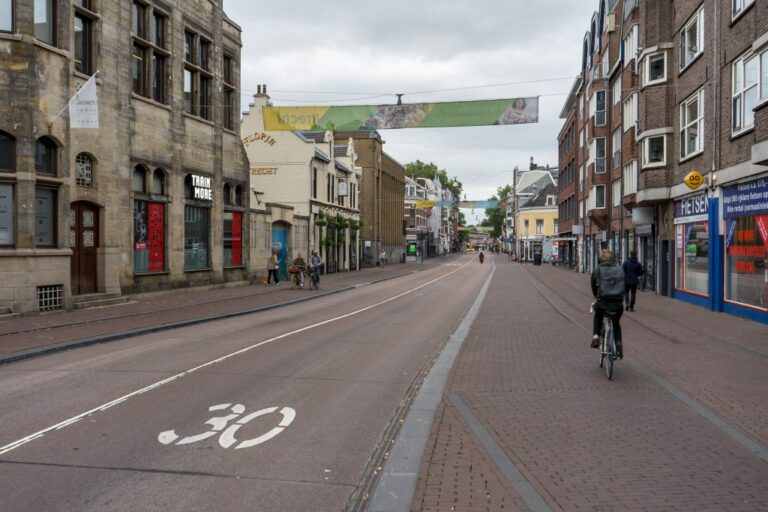 Radfahrer auf einer Straße im Zentrum Utrechts