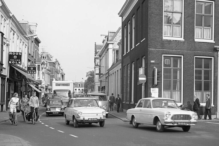 Straße in Utrecht, Autos, alte Häuser