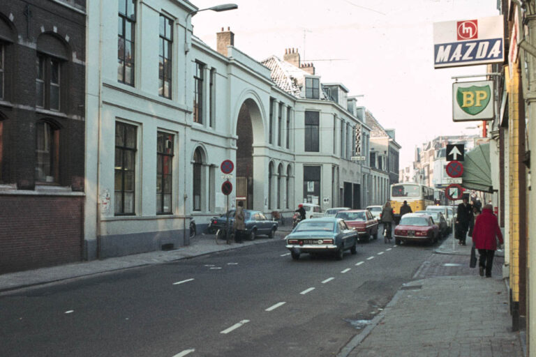 Straße in Utrecht mit alten Gebäuden