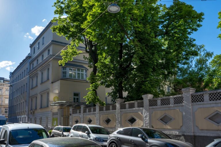 Rückseite der Privatklinik Confraternität in 1080 Wien, alte Häuser, Bäume, Autos